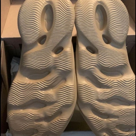 Adidas YEEZY foam RNNR - Picture 3 of 7